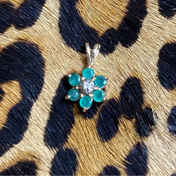 Dainty genuine gold emerald and diamond flower pendant - Picture 4 of 4